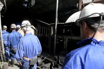 Varios mineros y representantes sindicales entran en el Pozo Casares (León).