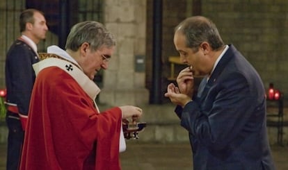 Puig comulga de manos del cardenal Martínez Sistach en la misa del Dia de les Esquadres de 2011.