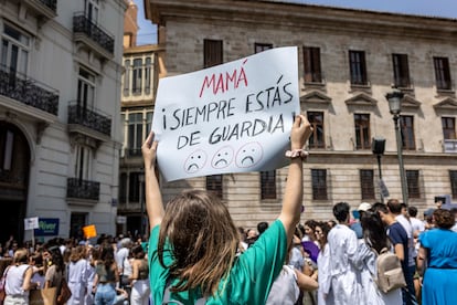 Médicos valencianos durante la concentración realizada este viernes ante la Delegación del Gobierno.