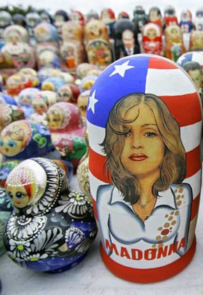 Una muñeca matrioshkas de madera con el dibujo de Madonna.