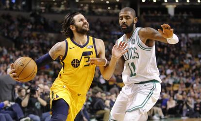 Ricky Rubio trata de superar a Kyrie Irving.