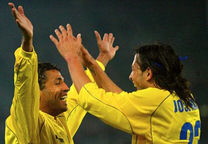 Anderson y José Mari celebran el gol del brasileño.