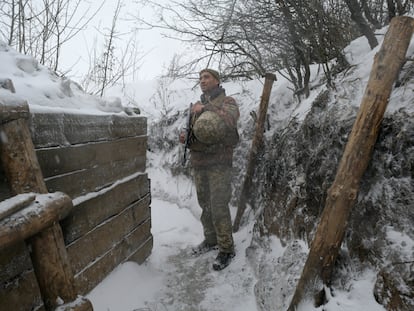 Un militar ucranio en una trinchera de la línea del frente, el 3 de enero en la región de Lugansk.