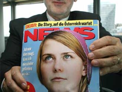 El editor de la revista austriaca "News" muestra el número que ha salido hoy a la venta con la imagen de Natascha Kampusch.