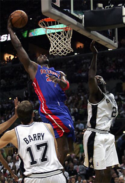 McDyess, de los Pistons, y Nazr Mohammed, de San Antonio, en un momento del partido.