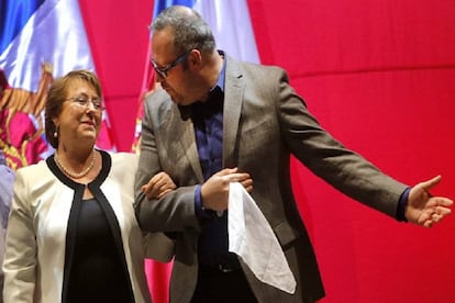 Michelle Bachelet y su hijo Sebastián Dávalos, en diciembre de 2015.