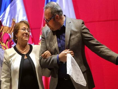 Michelle Bachelet y su hijo Sebastián Dávalos, en diciembre de 2015.