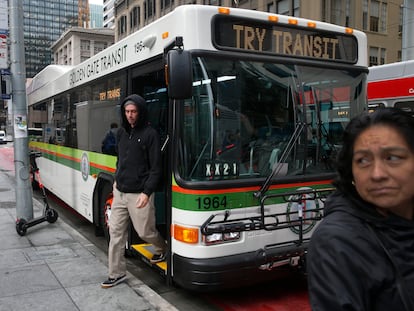 Un usuario desciende de un autobús, en San Francisco, Estados Unidos.