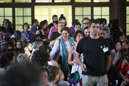 Ada Colau (en el centro) entra en la sala del colegio público Collaso i Gil, donde presentó ante 1.800 personas la plataforma Guanyem Barcelona, el 26 de junio de 2014.