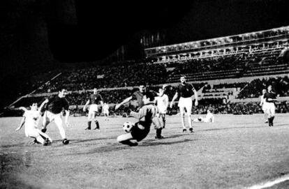 La final de aquella Eurocopa de 1968 tuvo que repetirse tras empatar Italia y Yugoslavia (1-1) en su primer enfrentamiento. El partido de vuelta se celebró de nuevo en Roma y los italianos, esta vez, se impusieron con facilidad (2-0) con goles de Pietro Anastasi y Luigi Riva. Aquella final fue dirigida por el árbitro español José María Ortiz De Mendibil.