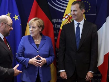 El rey Felipe, que intervino hoy por vez primera ante el pleno del Parlamento Europeo, reunido en sesi&oacute;n solemne en Estrasburgo, posa junto al presidente del Parlamento Europeo, Martin Schulz (i); la canciller alemana, Angela Merkel y el presidente de Francia, Fran&ccedil;ois Hollande (d), con quienes mantuvo una reuni&oacute;n. EFE/J. J. Guill&eacute;n