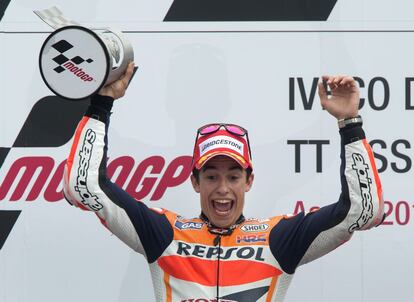 Marc Márquez celebra la victoria en Assen