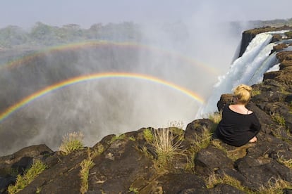 En las cataratas Victoria se puede observar un arcoíris prácticamente permanente. En la fotografía, desde el lado de Zambia, en Livingston.