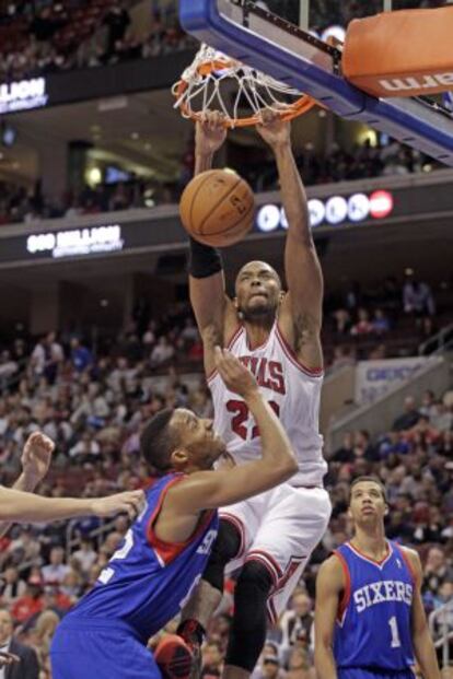 Taj Gibson machaca el aro ante Evan Turner y Carter-Williams
