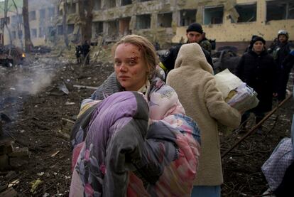 Una mujer, tras el bombardeo a una maternidad de Mariupol.