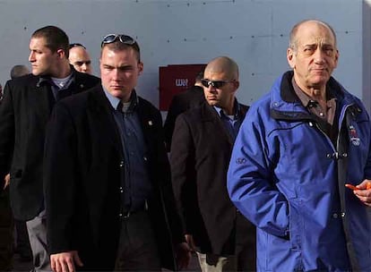 Ehud Olmert (derecha) visita un puesto militar seguido por sus escoltas en Tulkaren, cerca de Cisjordania.