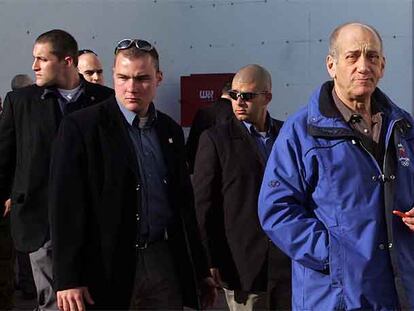Ehud Olmert (derecha) visita un puesto militar seguido por sus escoltas en Tulkaren, cerca de Cisjordania.