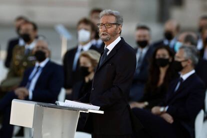 Hernando Fernández Calleja, hermano del periodista José María Calleja, fallecido por coronavirus en Madrid, durante su intervención en el homenaje de Estado a las víctimas de la pandemia de coronavirus y a los colectivos que le han hecho frente en primera línea, con un acto presidido por el rey y que cuenta con la presencia de representantes de instituciones, partidos e invitados internacionales en el Patio de la Armería del Palacio Real, en el Palacio Real de Madrid (España), a 16 de julio de 2020.