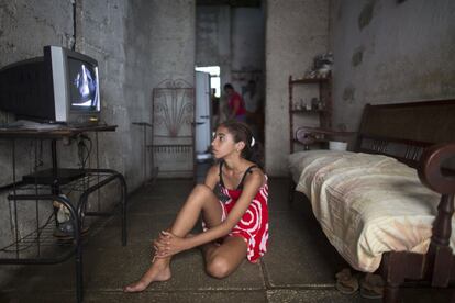 En estos días los gobiernos estadounidense y cubano se reúnen para tratar sobre la restauración de las relaciones diplomáticas entre los dos países. Una joven cubana en su casa de La Habana.