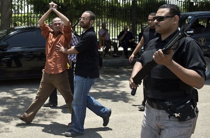 Un partidario de los Hermanos Musulmanes es detenido en los alrededores del Tribunal Constitucional donde ha jurado el cargo el nuevo presidente interino, Adli Mansur en El Cairo, 4 de julio de 2013.