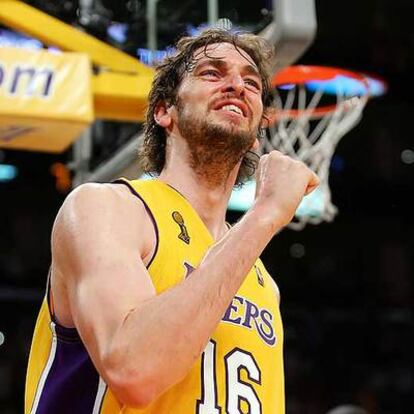 Gasol celebra su última victoria ante los Celtics.