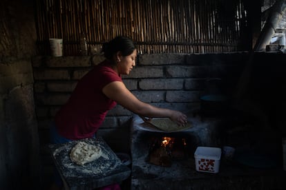 Una mujer cocinando en Oaxaca, el 19 de agosto.