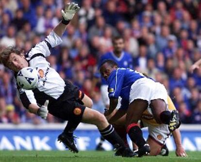 Andy Goram (a la izquierda), durante un partido de la Liga escocesa en 1999.