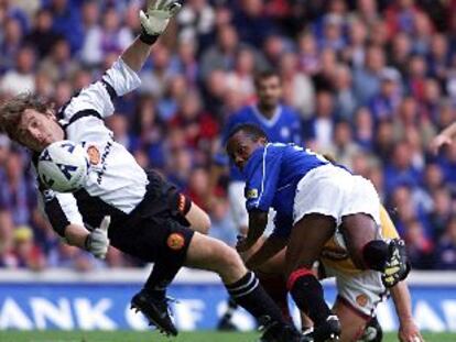 Andy Goram (a la izquierda), durante un partido de la Liga escocesa en 1999.