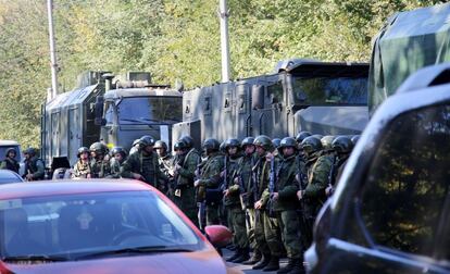 Un grupo de militares bloquea la carretera que conduce al instituto politécnico de la ciudad de Kerch.