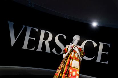 Un edredón de Versace, que llevó Claudia Schiffer en una portada de la revista italiana 'L'Espresso' y con el que la fotografió Richard Avedon. "Las supermodelos eran idea suya y las cámaras se movieron de los diseños a las caras", relata Saskia Lubnow, conservadora de la muestra que se podrá ver hasta mayo de 2023.