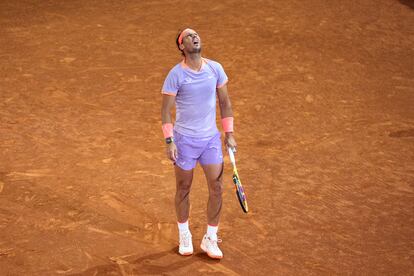 Rafa Nadal se lamenta tras un golpe perdido.