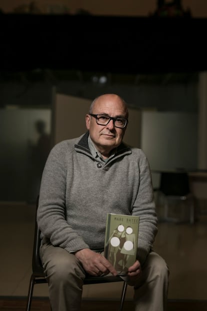 <b>CARLES SAGUÉS </b>(66 anys), plataforma Sant Roc Som Badalona. Llibre: 'Mare Batec', de Rosa M. Arrazola. "Per la força amb què descriu la dura realitat dels nadons robats".