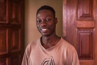 El estudiante de montaje Dimitri Ouedraogo, de la escuela de cine Yennenga, en junio de 2023 en Dakar.