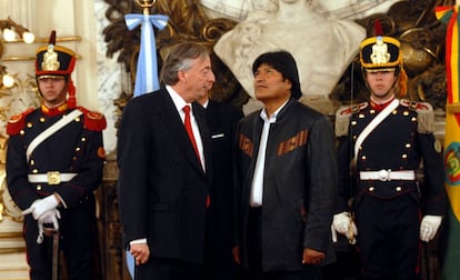 El fallecido presidente argentino, Néstor Kirchner (centro izda.), habla con el presidente de Bolivia, Evo Morales, el jueves 29 de junio de 2006, en la casa del gobierno en Buenos Aires.
