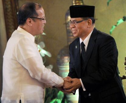 El presidente de Filipinas, Benigno Aquino (a la izquierda), saluda al jefe de la guerrilla MILF en Manila. 