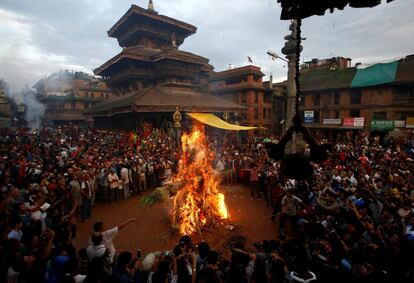 People set fire to an effigy of the demon Ghantakarna, to symbolize the destruction of evil, during the Ghantakarna festival at the ancient city of Bhaktapur, Nepal August 1, 2016. According to local folklore, the demon Ghantakarna is believed to "steal" children and women from their homes and their neighbourhoods. REUTERS/Navesh Chitrakar TPX IMAGES OF THE DAY