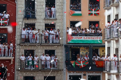 Striscioni a sostegno della Palestina nella piazza del municipio di Pamplona.
