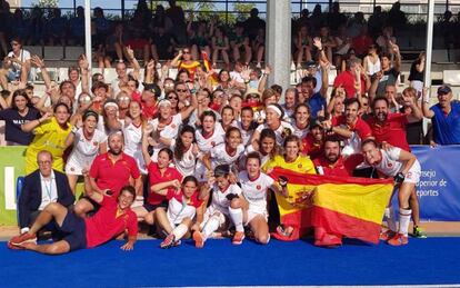 Las juadoras españolas celebran el título.