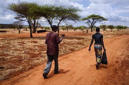 Andrea Chibada, treinta y un a&ntilde;os, productor de girasol, quema el rastrojo para preparar el campo, antes de sembrar, con su hija. Distrito de Kongwa, Tanzania.