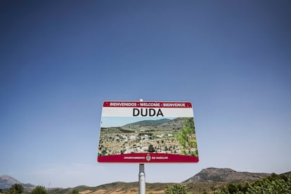 Cartel que anuncia la llegada a la localidad.