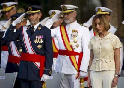 La ministra de Defensa, Carme Chacón, junto al Jefe de Estado Mayor de la Defensa, general José Julio Rodríguez, durante la jura de bandera en Málaga con motivo del Día de las Fuerzas Armadas.