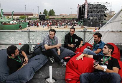 El grupo Blame the Dog, dsecansando antes frente al escenario de Sonorama.