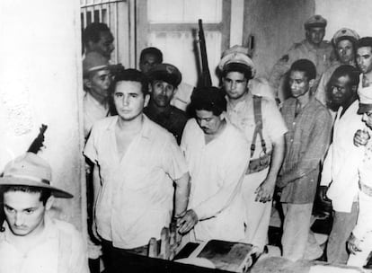 Un jovencísimo Fidel Castro mira a la cámara, detenido con otros participantes en el asalto al cuartel Moncada, en 1953.