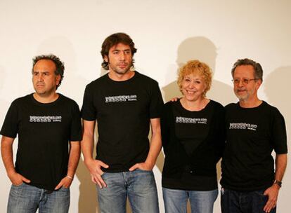 Los actores Javier Bardem y Rosa María Sardá, flanqueados por los directores Javier Corcuera (izquierda) y Fernando Colomo.