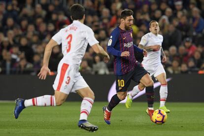 Lionel Messi, en el centro, presionado por los jugadores del Eibar.