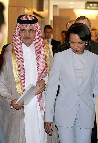 Rice y el ministro saudí de Exteriores, Saud al Faisal, ayer en Yeda.