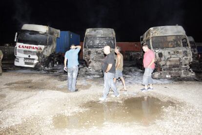 Un incendio arrasó anoche tres camiones y afectó a otros cuatro en un aparcamiento de la empresa Hermanos Pellicer, en Alfafar. Efectivos de bomberos de Catarroja, Torrent, Silla y Paterna se desplazaron al lugar para aplacar las llamas.