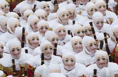 Desfile del carnaval en la ciudad belga de Binche, considerado como un evento del patrimonio de la humanidad. En el desfile participan más de 1.000 Gilles, personajes vestidos con un traje medieval rojo, amarillo y negro del que cuelgan campanas y adornado con suaves encajes en el cuello, muñecas y tobillos.