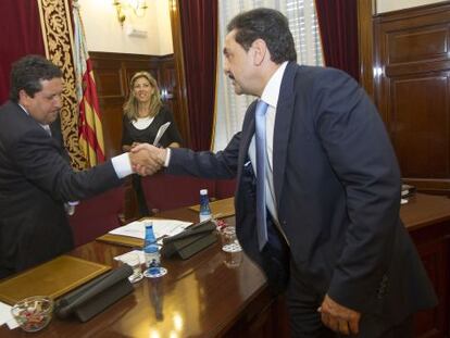 Francisco Martínez (derecha) saluda al presidente de la Diputación de Castellón, Javier Moliner, durante su renuncia como diputado.