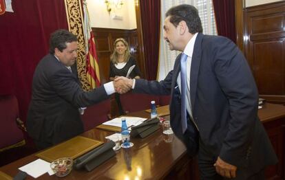 Francisco Martínez (derecha) saluda al presidente de la Diputación de Castellón, Javier Moliner, durante su renuncia como diputado.